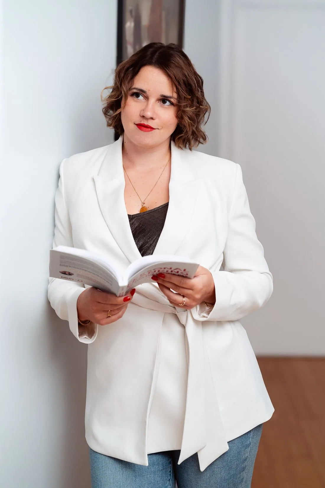 Marie Beauchesne tenant son livre